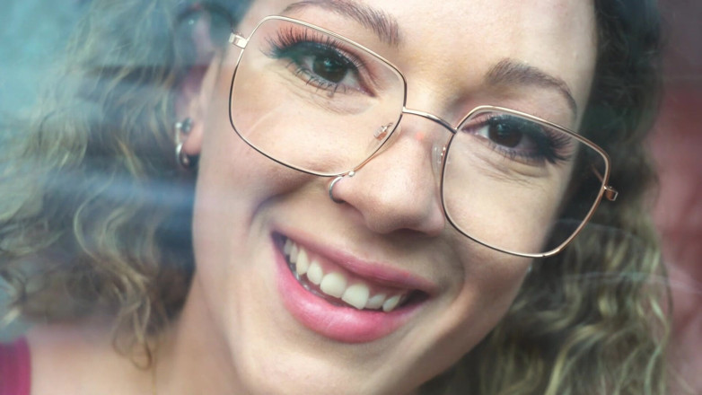 Sasha Curves: Obrovská učitelka se zabývá šikanujícími na vysoké škole