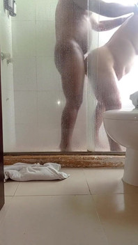 Il baise une belle-mère MILF dans les toilettes de l’hôtel