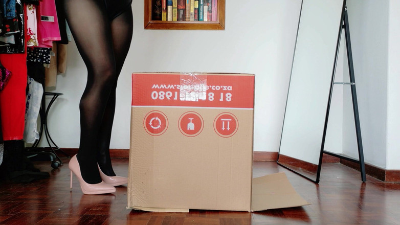 Kinky Lyrical: Zerstörung von Kisten - in Nylon und stilettos