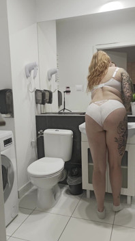 Madrastra se cambia la ropa interior y luego va a orinar