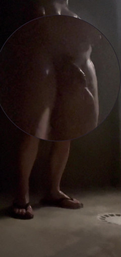 AmateurBoysPissing: Nachytal twink pěkný zadek a chlapa chčil ve veřejných sprchách...