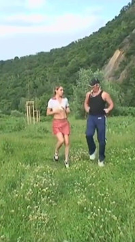 L'istruttore joggin porta il suo giovane studente nel bosco e le scopa la figa stretta