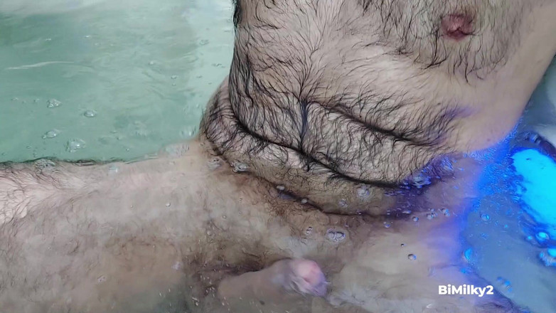 BiMilky2: Homem peludo com tesão em Jacuzzy