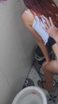 ¡chica Traviesa Folla En El Baño De La Discoteca Con Un Extraño Sin Condón!