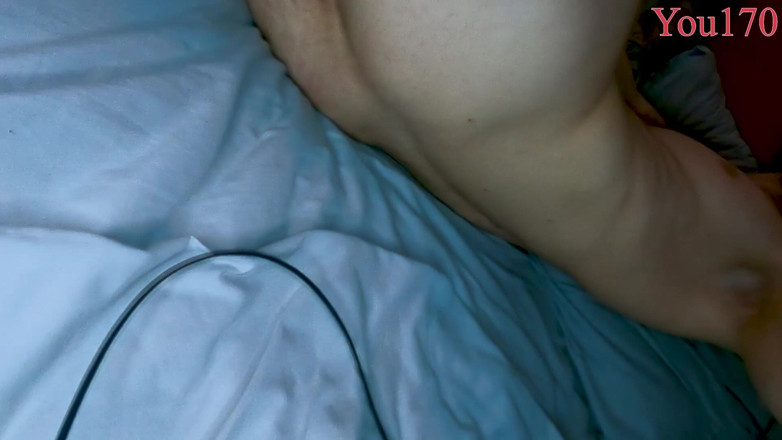 You170: Der attraktivste typ masturbiert seinen großen schwanz und stöhnt viel...