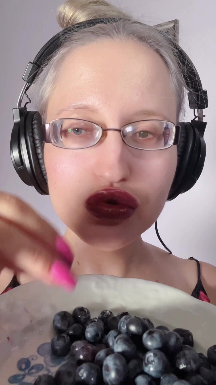 FinDom Goaldigger: Ik eet heerlijke grote bosbessen