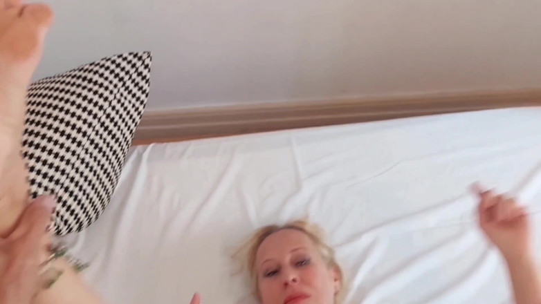 Selena701: 熟女ブロンドの素人妻がセックスを楽しむ