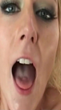 La milf bionda dai seni grandi velicity con la figa pelosa viene inculata bollente