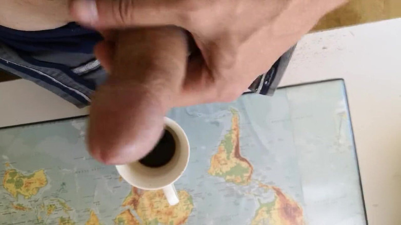 Rafael Torreano: イケメンがコーヒーにミルクを入れるためにオナニーしている