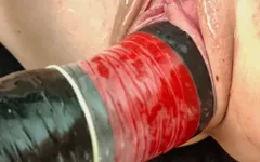 Eu como minha boceta careca com um vibrador gigante, depois um inflável ainda maior, antes que v me estica