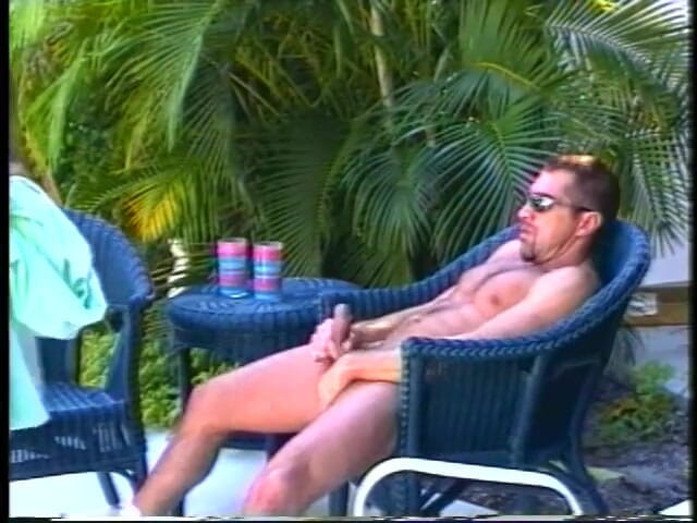 Gays Case: Stalloni sexy succhia cazzi e palle a bordo piscina e...