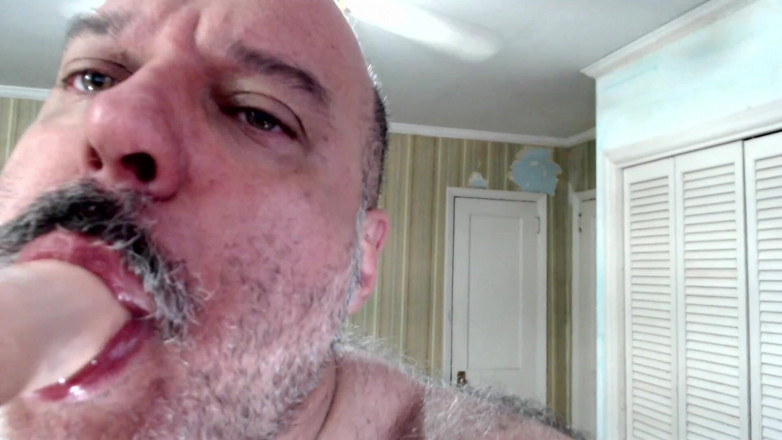 BullMuscleJoe: Bullmusclejoe Succhia un dildo per Te!