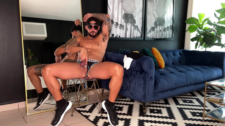 ortizjona: Joan Ortiz / Ortizjona spor salonunda barlara vurmadan önce meme uçlarımı pompalıyorum