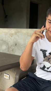 Saya menghiburkan jiran seksi saya yang memanggil saya untuk memberitahu saya bahawa teman wanitanya meninggalkannya, saya mengambil kesempatan untuk menidurinya dan meletakkan zakarnya yang lazat di dalam saya