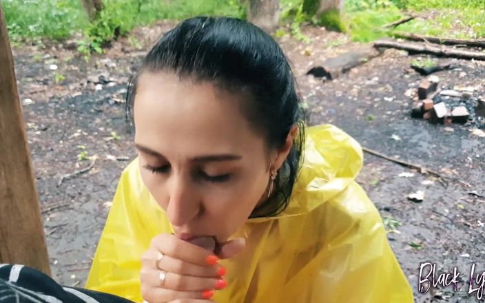 YSP Studio: Brunette meisje in gele regenjas zuigt pik buitenshuis