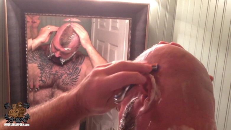 Muscle Bear Porn: Cạo lông gần gũi