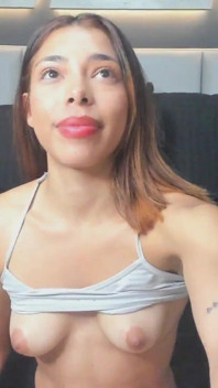 Ragazza Carina Si Masturba per Tutti Davanti Alla Telecamera