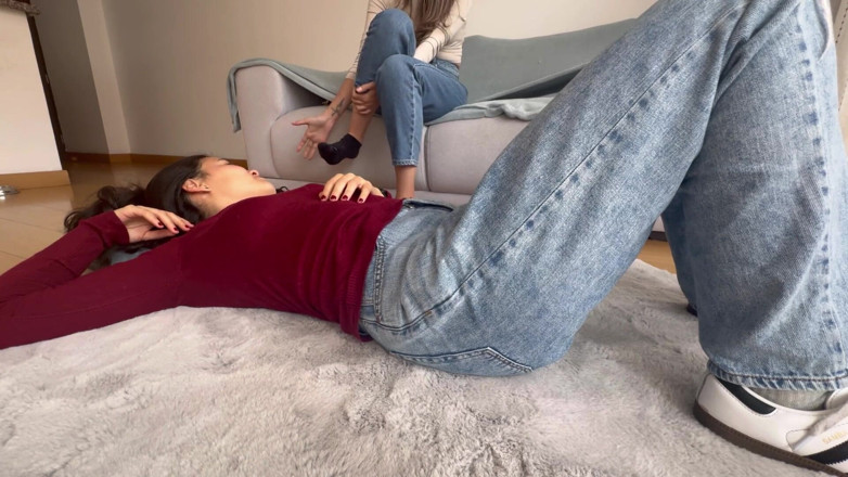scarlettandc: Je réalise mon fétiche de sentir les pieds de ma...
