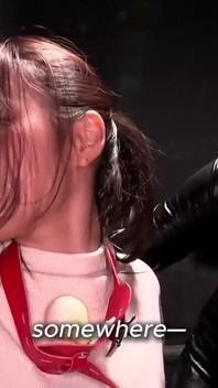 Anglické titulky Yumika Saeki dominuje Ui Matsushima v této památné lesbické bondage scéně