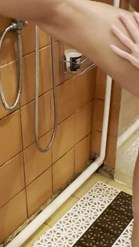 Blonďaté lesbické kočičky mají sex pod sprchou