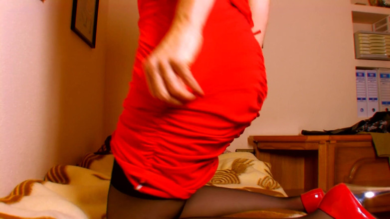 Hot Girlz: Madura milf intenta ser atractiva para tener una cita