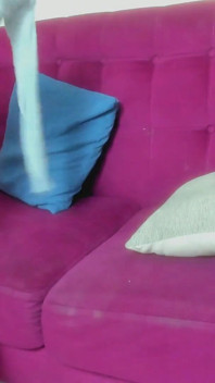 On Voit Une Femme Mature Se Masturber Dans Le Salon De La Maison De Ses Collègues
