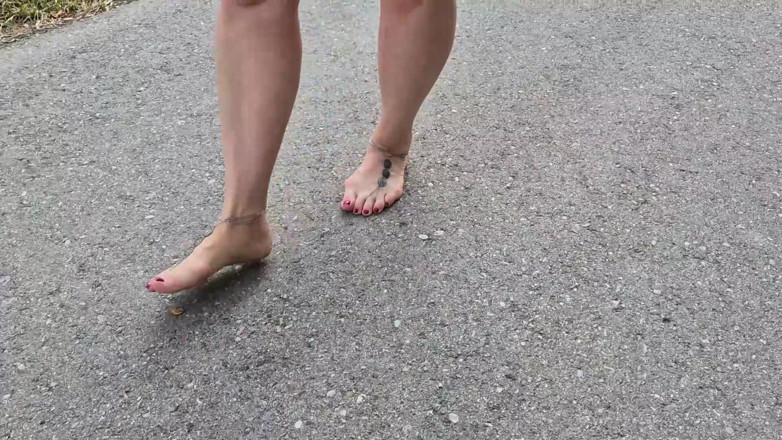 Yvette xtreme: Barefoot on Tour - Video Request Fulfilled!