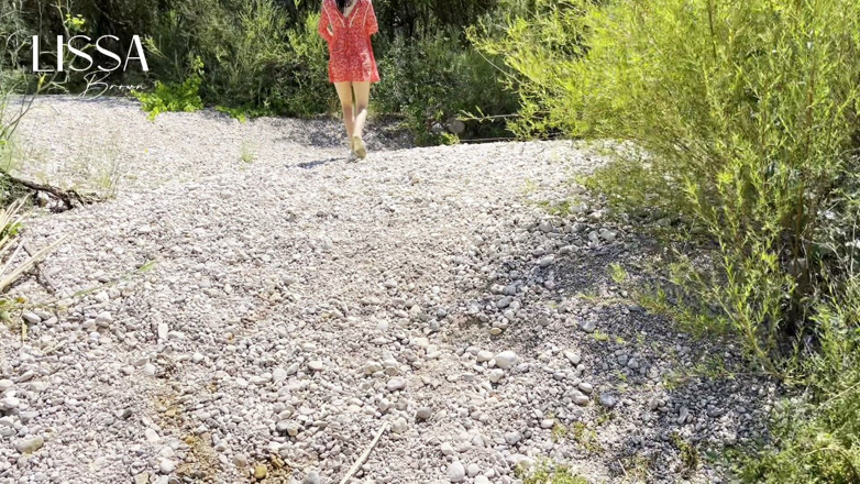 Lissa Brown: Robe mouillée dans la rivière + masturbation + exhibitionnisme