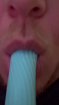 Lutschen in langsamem Mo - Dildo