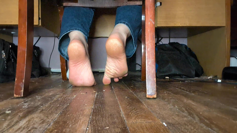 Miss Dimples: 발바닥으로 당신을 괴롭히는 POV 펨보이 룸메이트 (페인팅 버전)