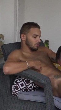 Il giovane gay kevin viene scopato nel culo da Jimy Fix all'aperto