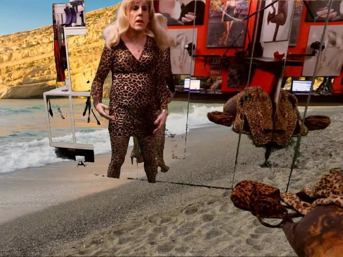 Mrs Samantha: Si veste da signora leopardata e si spoglia