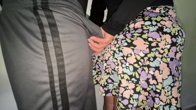 CoupleOfHotSins: Sie Packt Den Penis Eines Fremden Mit Einer Riesigen Erektion.