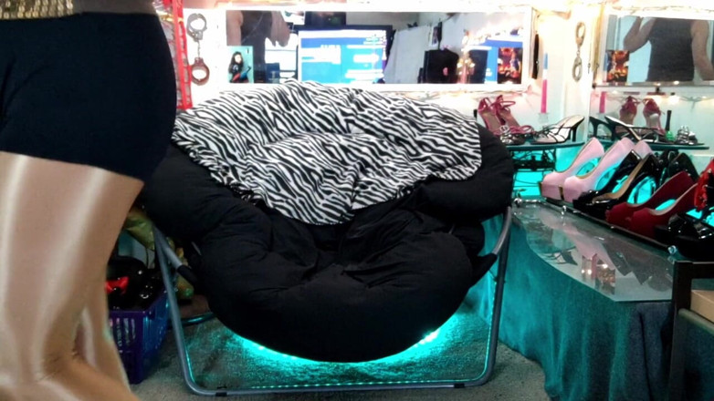 Vickie Wonder: Vickie wonder in nuovi collant al caffè e pantofole da...