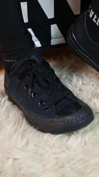 Sneaker Bermain Dengan Stoking Jala Hitam Yang Baik & Stoking