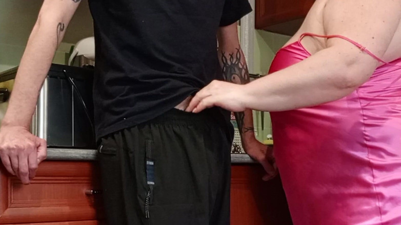 Zona901: На кухне мачеха сосет хуй, дрочит его и наблюдает за спермой