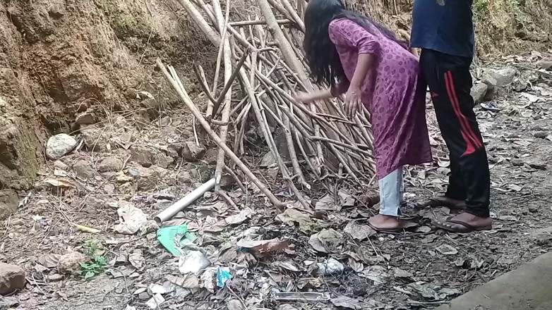 Queenrima: Une tatie desi voisine se fait baiser en échange d'un peu...