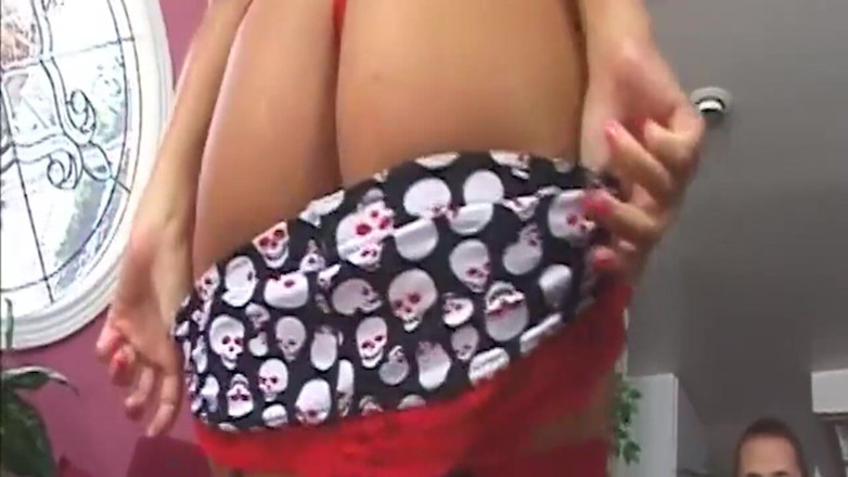 TRASHPORN: Natte pik likkend sperma dat overal in het gezicht druipt