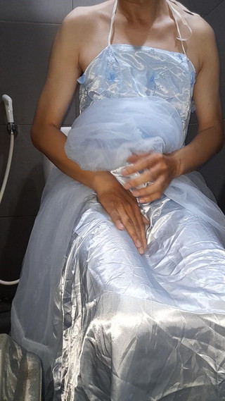 Naomisinka: Mavi nedime elbisesi giyen travesti boşalma