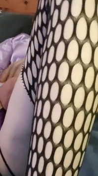 Büyük çift uçlu dildo, büyük rose, bekaret aşırı anal sekste genişletme ve sarkma ile oynuyor