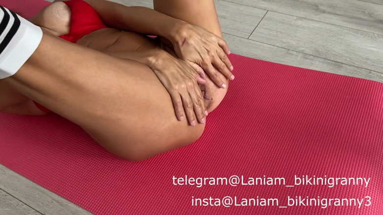 Ladyloveyoung60: Ibu tiri milf dengan memek peler untuk masturbasi tabu orgasme.