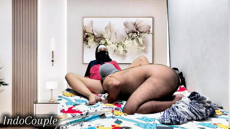 Indo Couple: Schöne indonesische muslimische Hijab-ehefrau mit hijab-trägerin und ihre echten partner...