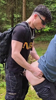 J’ai baisé ma salope gay dehors, d’abord profondément dans la bouche puis sans selle sans selle jusqu’à ce que je jouisse dans son sexe cul.