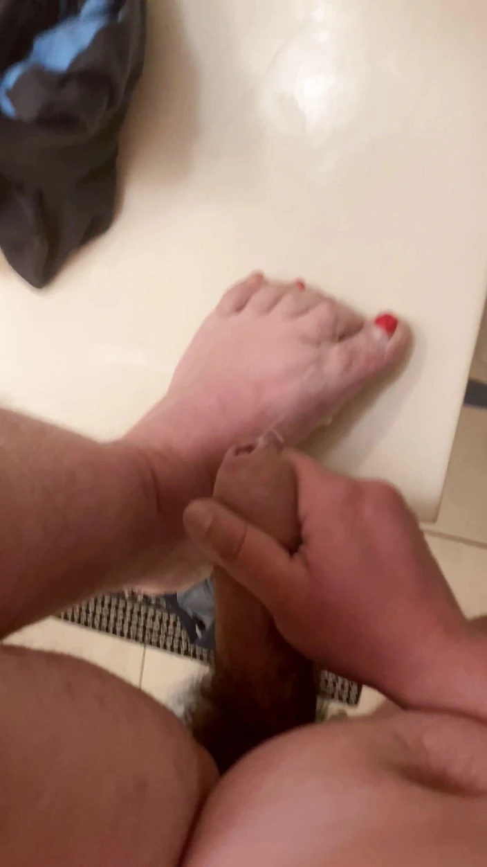 Jennysparkless: Cuming on my toes