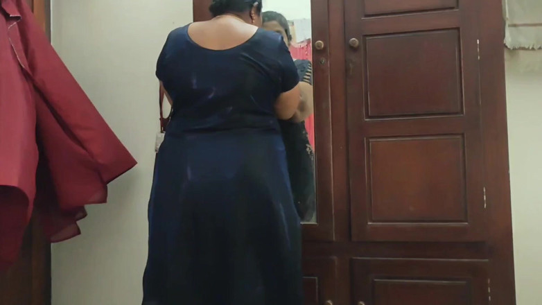 Anne Ipe: Tombul Hintli kız giyinmeden önce tamamen kamera için soyunuyor