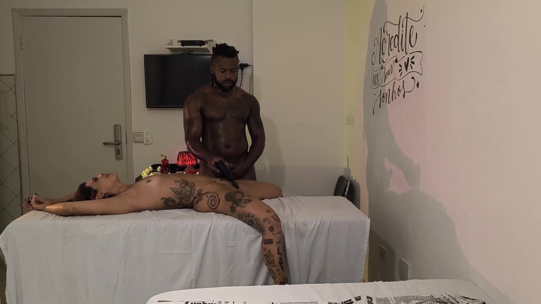 Nurseblack: 흑인 재능 있는 6부와 함께 탄트라 마사지를 해주는 마누라를 데려간 부드러운 바람난 남편