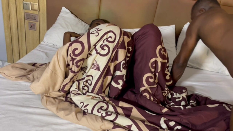 Sex naija 1: Sie wurde wirklich gut in ihre beiden ficklöcher gedehnt und...