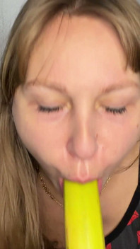 Bananen-blowjob, der die banane erfreut