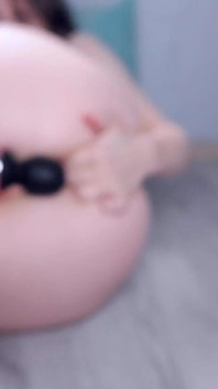 Heiße amateurin masturbiert mit hitachi-spielzeug mit weit gespreizten beinen und gibt natürlichen stöhnenden orgasmus