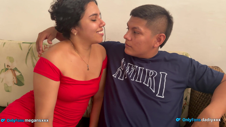 MeGanSxx: Era înarmat în sufrageria casei, ce sex bun au făcut.
